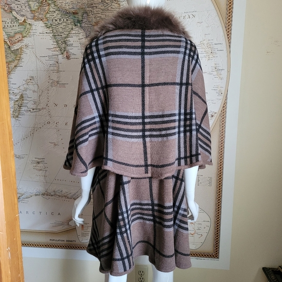 Ariana by Howard's tan black plaid cape coat waterfall front faux fur collar OS - Picture 3 of 12